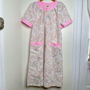 Vintage Ventura Pearl Snap Floral Housecoat Pink Trim Pockets Women’s Size Small